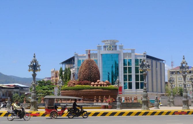 Ievos Bašarovienės nuotr./Kampot miestelio centre stūkso milžiniškas paminklas garsiajam Pietryčių Azijos vaisiui – durijui