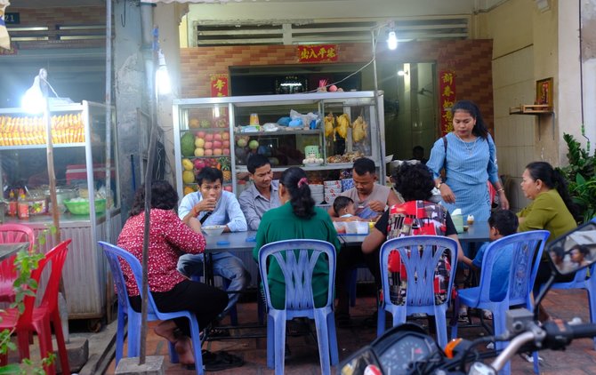 Ievos Bašarovienės nuotr./Vakarienė tradiciniame kambodžietiškame šeimos restoranėlyje
