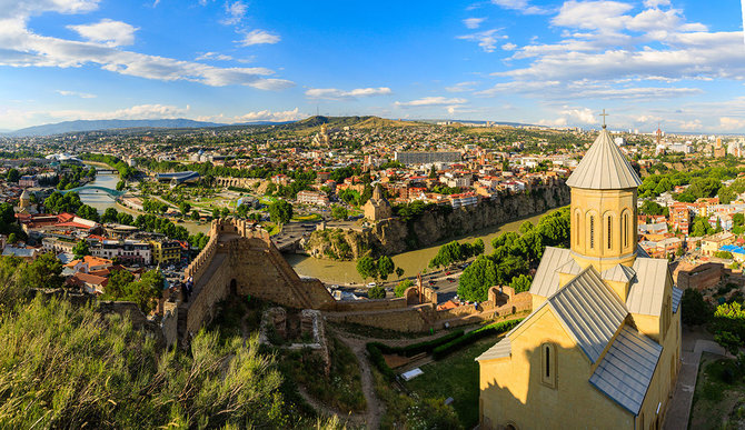 Shutterstock.com nuotr./Tbilisio panorama nuo Mtatsmindos kalno