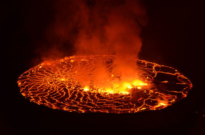 Ežeras Niragongo vulkano krateryje