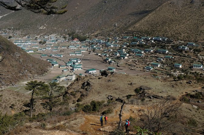 Ievos Bašarovienės nuotr./Nedidelis kaimelis – Khumbu – išauginęs šerpą Tenzing Norgay Sherpa, kuris kartu su alpinistu iš Naujosios Zelandijos Edmund Hillary pirmieji pasiekė Everesto viršūnę. Dabar šio kaimo gatvėse vyksta turistinių suvenyrų prekyba, o kas trečias duris puošia iškabos apie čia įsikūrusius svečių namus