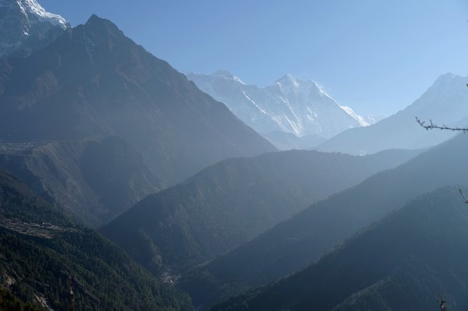 Ievos Bašarovienės nuotr./Pirmas pasimatymas su Everestu. Mažas trikampis tolumoje, styrantis iš už plataus kalno – Everesto viršūnė. Ją pirmąkart išvydom 3 žygio dieną, palikus Namche Bazar miestelį