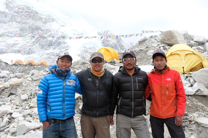 Ievos Bašarovienės nuotr./Kalnuose lydėjęs šerpas Lhakpa Tenzing Sherpa supažindino su savo broliais ir pusbroliu, kurie darbuojasi Everesto bazinėje stovykloje ir alpinistus lydi į Everesto viršūnę