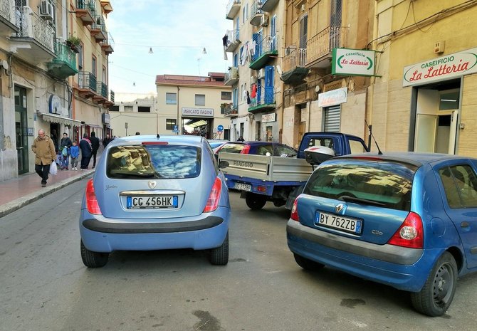 E.Zicari nuotr./Reikalaujama palikti bent 3 metrus kitiems pravažiuoti, bet ne visi vairuotojai to paiso