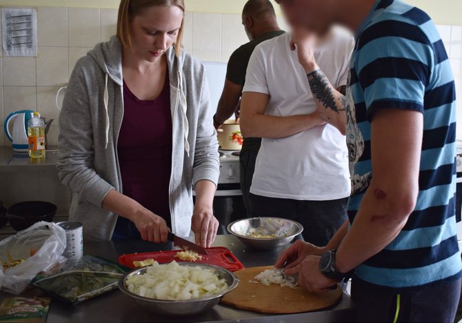 Organizatorių nuotr./Šrilankietis mokė kalintį jaunimą gaminti