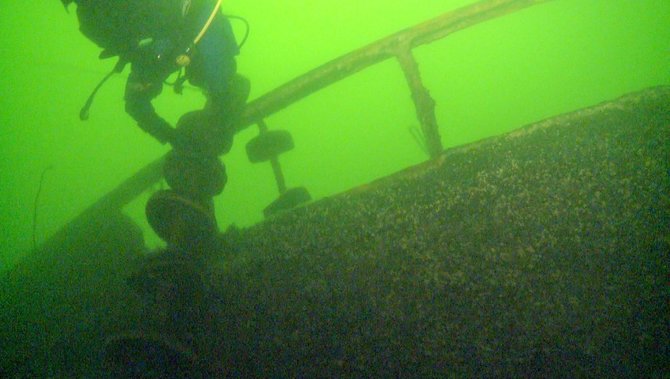 KU Povandeninių tyrimų centro nuotr./Povandeninius archeologus nuo greitų rezultatų riboja laikas, kurį jie gali praleisti po vandeniu