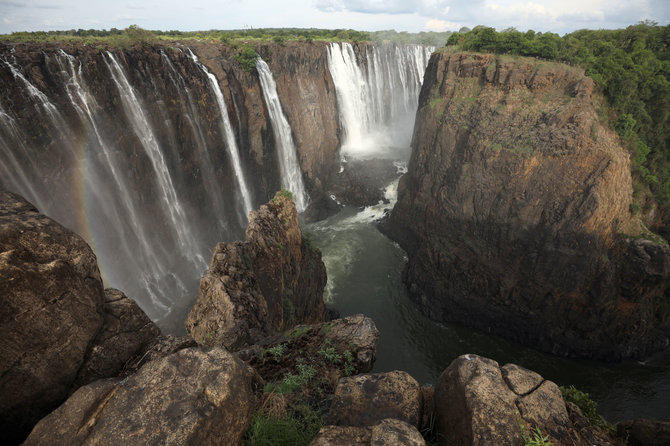 „Reuters“/„Scanpix“ nuotr./2019 m. sausis: džiūstantis Viktorijos krioklys Zimbabvėje 