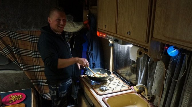 S.Galdikaitės nuotr./Juozas gamina vakarienę savo kemperyje