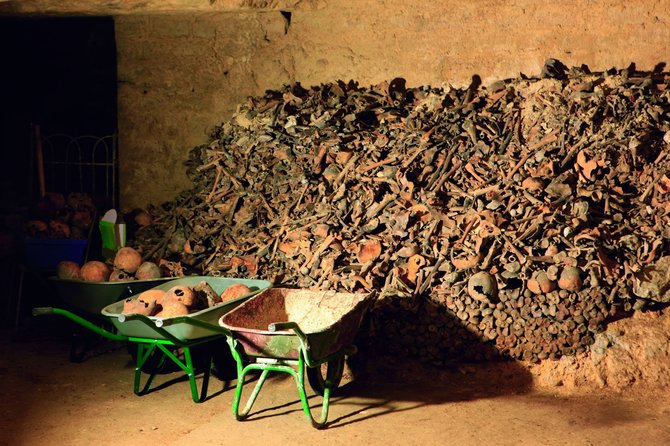 Vytauto Kandroto nuotr./Kartkartėmis katakombose sudūlėję kaulai perrenkami ir sudėliojami iš naujo 
