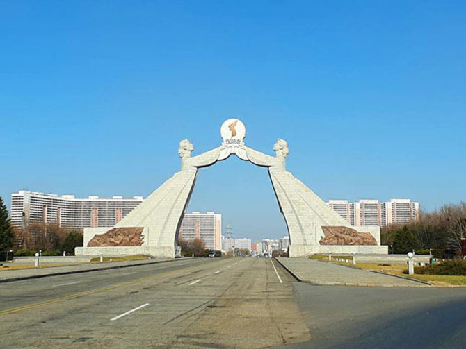 A.Mockaus nuotr./Šie vartai, ties įvažiavimu į Pchenjaną, simbolizuoja pietų ir šiaurės Korėjų susijungimą