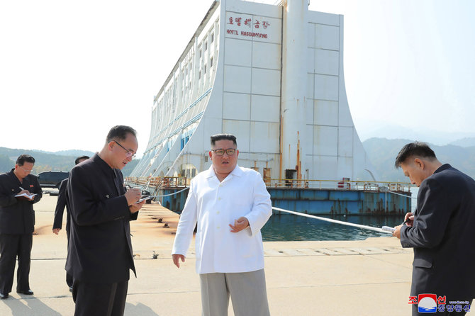 „Scanpix“/AP nuotr./Kim Jong Unas prie „Haegumgang viešbučio“