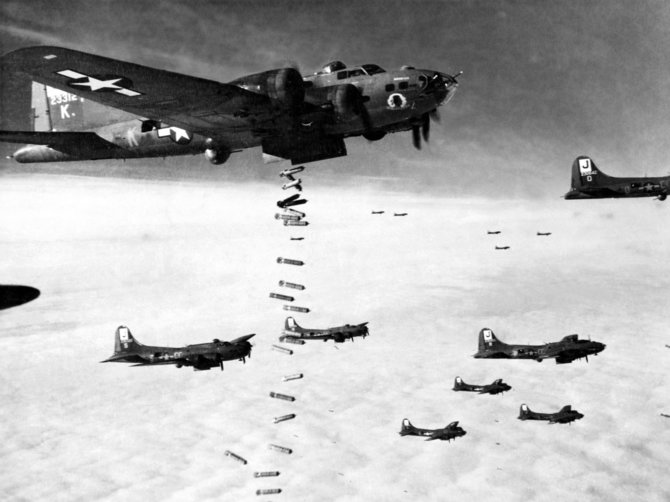 TopFoto/Scanpix nuotr./„B-17 Flying Fortress“ per reidą Vokietijoje 