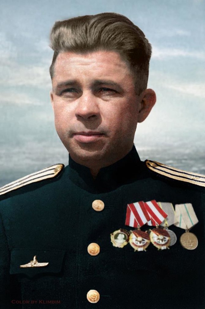 „Wikimedia Commons“ nuotr./Trečio rango kapitonas Aleksandras Marinesko su „pripieštu“ Lenino ordinu, kurį gaudavo Sovietų Sąjungos didvyriai