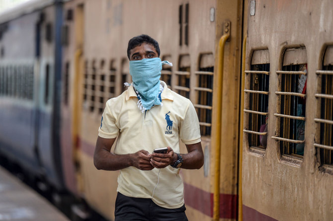 AFP/„Scanpix“ nuotr./Kova su koronavirusu Indijoje