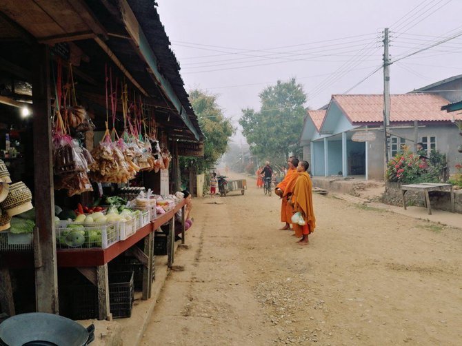 Asm.archyvo nuotr./Apie 20 km nuo Nong Khiaw nutolusį Maung Ngoy kaimą galima pasiekti tik laiveliu