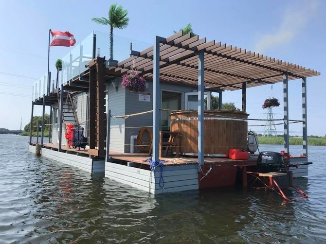 Houseboat on the water – namelis vandenyje