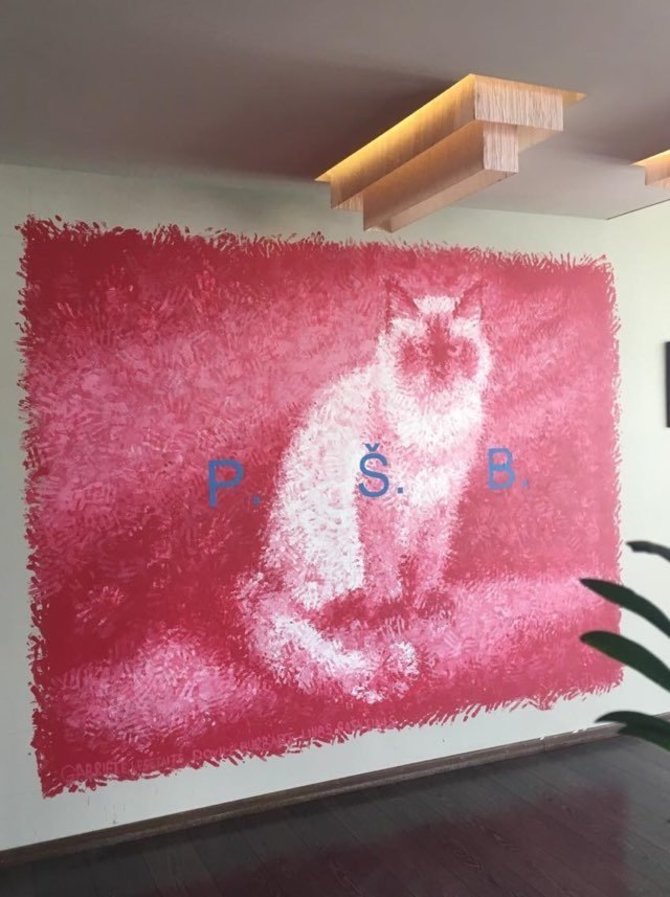 Menininko Ray Bartkus sukurtas darbas, skirtas kates mėgusiai grafienei Pranciškai. Darbas eksponuojamas Marijampolės viešbutyje