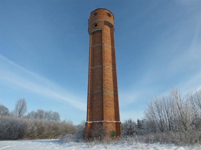 Šešiabriaunis plytų mūro dvaro vandens bokštas, statytas XX a. 4-me dešimtmetyje. Kultūros vertybių registro nuotrauka
