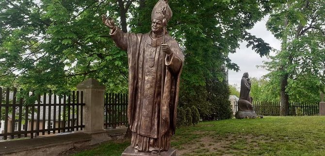 Trakų turizmo informacijos centro nuotr./Šv. Jono Pauliaus II paminklas