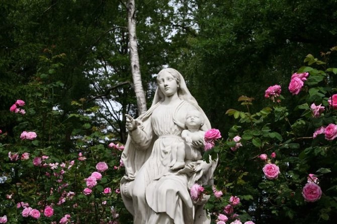 Trakų turizmo informacijos centro nuotr./Mergelės Marijos skulptūra Užutrakio dvaro parke