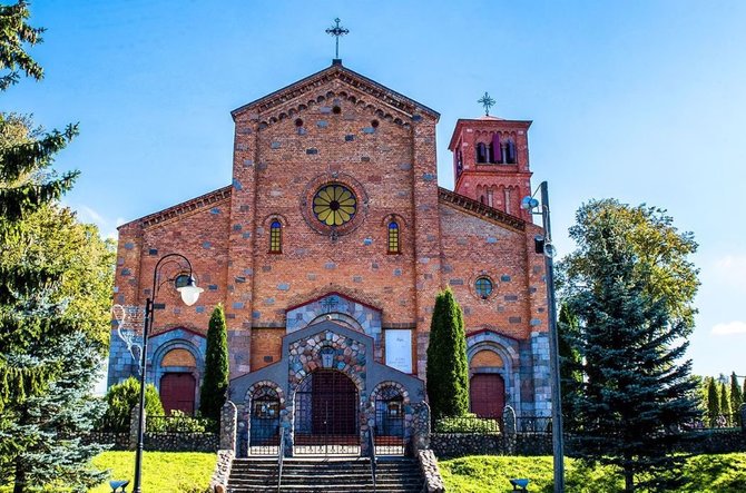 Trakų turizmo informacijos centro nuotr./Lentvario Viešpaties Apreiškimo Švč. Mergelei Marijai bažnyčia