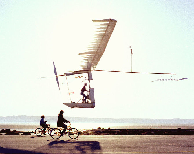 „Wikimedia Commons“ nuotr./Gossamer Albatross II - šis orlaivis galėjo nuskristi gana didelį atstumą, jei pilotas turėjo ištvermingas kojas