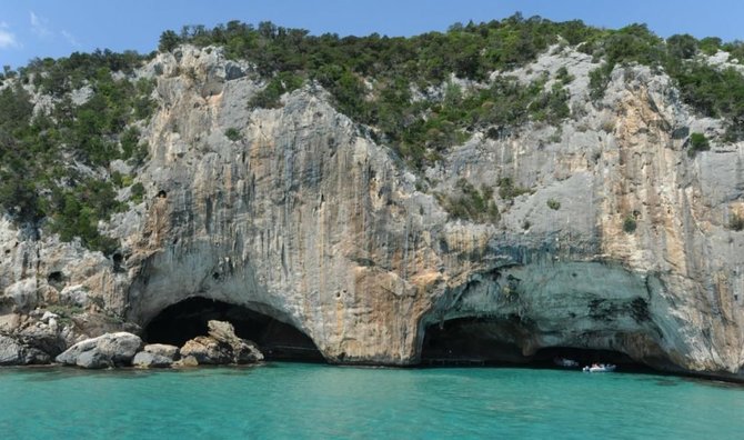 Legenda pasakoja, kad šiuose urvuose Sardinijos rytinėje pakrantėje kiklopas kalino Odisėją. Sardegna Turismo nuotr.