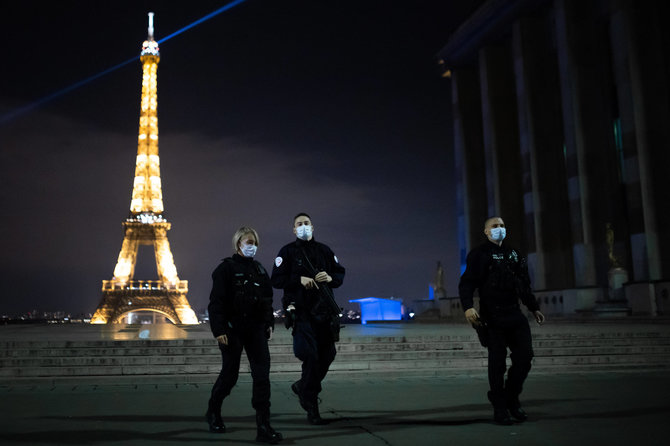 Imago/Scanpix nuotr./Paryžiaus vakarai po komendanto valandos