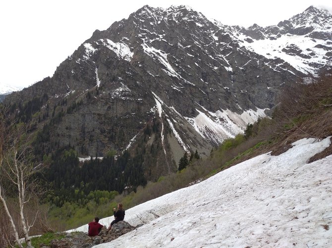 G.Baranausko nuotr./Su draugais keliavome apažiūrėti aukščiausio Sakartvelo krioklio. Nepriėjom arti, nes sunku stačiai slidžiu sniegu eit