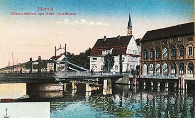 Biržos tiltas, miesto taupomosios kasos (kairėje) ir „Salamander“ pastatai. Tolumoje Šv. Jono bažnyčios bokštas, XIX–XX a. ribos Roberto Shmidto leidyklos išleistas atvirukas. Aleksandro Kubilo archyvas