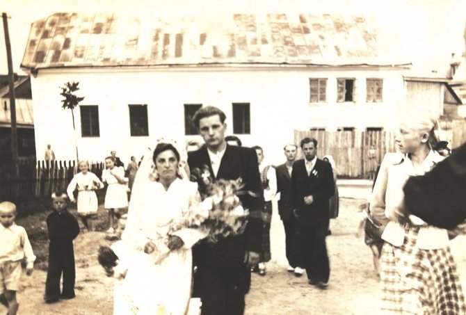 Didysis Kloizas praėjus 12 m. nuo uždarymo. Smilgos gatvėje gyventojus žydus pakeitė lietuviai: Jadvygos ir Česlovo Jaugelavičių vestuvės. 1953 m. Editos Bodendorfės albumas.