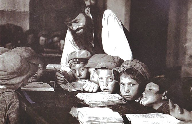 Mokytojas su vaikais chederyje (žydų pradinė mokykla). 1924 m.Fot. Alter Sholem Kacyzne, YIVO instituto fondas