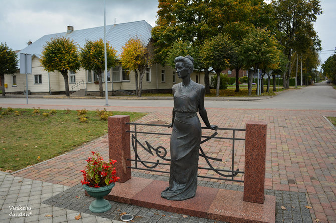 Ados Alejūnaitės nuotr./Dailininkės Sofijos Romerienės (1885–1972 m.) skulptūra Tytuvėnuose (Kelmės r.)