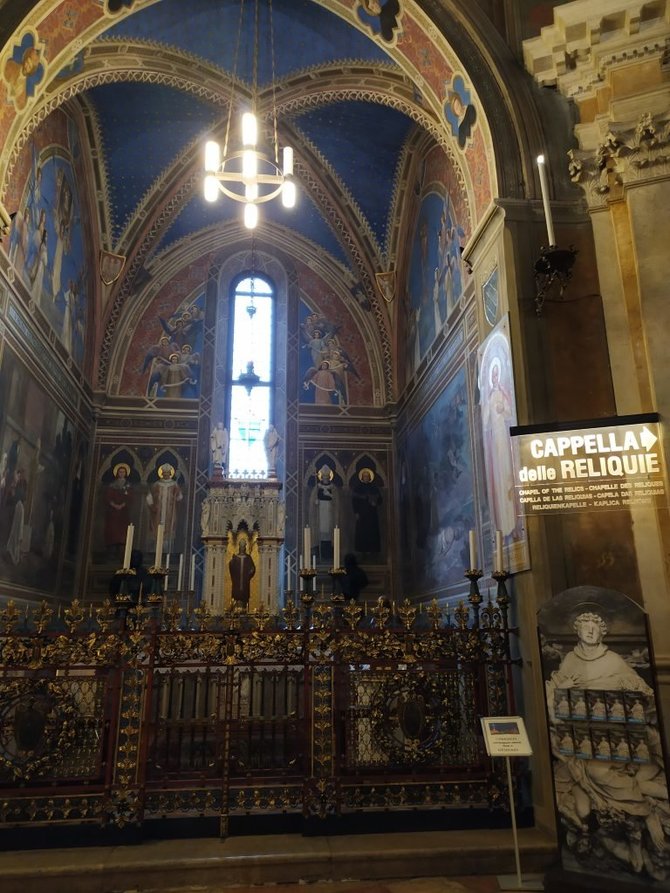 G.Rutkauskaitės nuotr./Šv. Stanislovo koplyčia yra kairėje Šv. Antano relikvijų koplyčios pusėje, kurią freskomis ištapė lenkų dailininkas Tadeusz Popiel