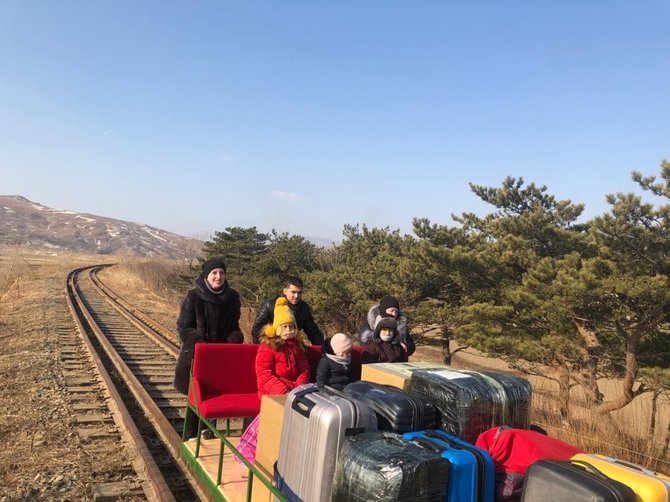 Rusijos Užsienio reikalų ministerijos nuotr./Rusijos diplomatai Šiaurės Korėją paliko traukinio bėgiais stumiamu vežimėliu