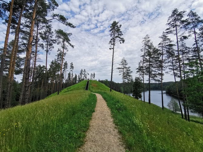 checkinlithuania.com nuotr./Kačėniškės piliakalnis