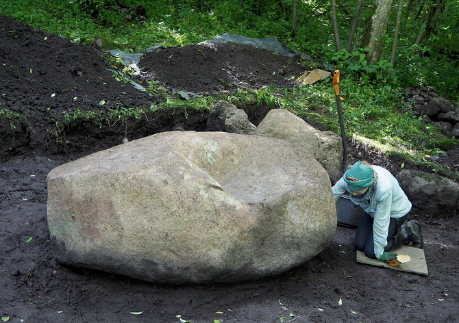 V.Almonaičio ir J.Almonaitienės nuotr./Archeologiniai tyrinėjimai Padievaičio šventvietėje, akmens, vadinamo Velnio Sostu, aplinkoje. 2020 m.