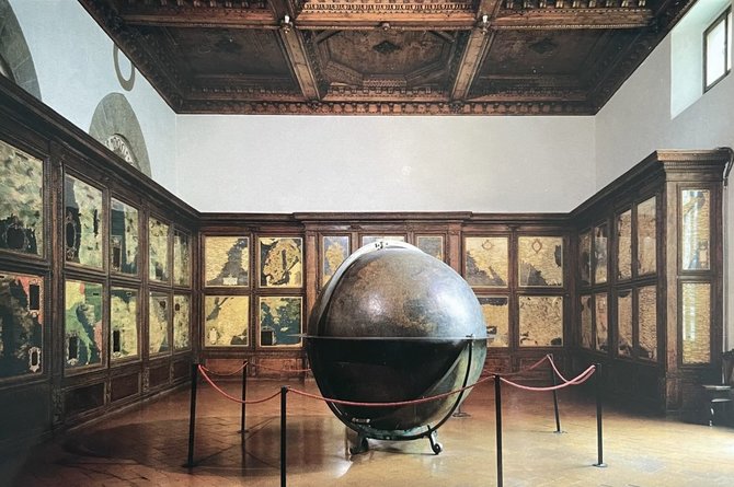 R. Šlepavičiaus ir knygos „Sala Delle Carte Geografiche in Palazzo Vecchio” nuotr./Sinjorijos aikštėje (Piazza della Signoria) stovintys Senieji rūmai ir šių rūmų Žemėlapių salė, kurioje galima rasti ir Lietuvos žemėlapį