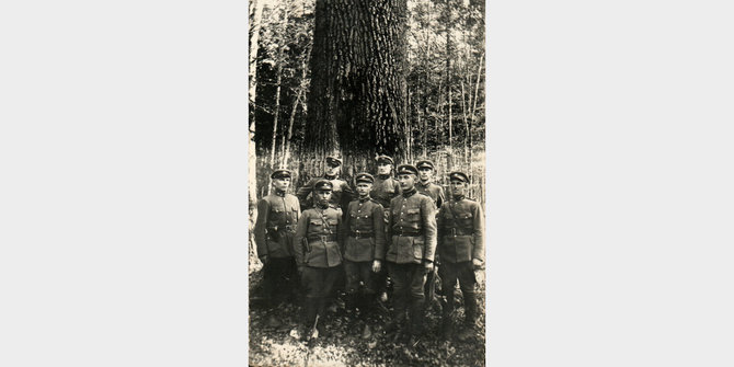 Lietuvos respublikos kareiviai prie ąžuolo