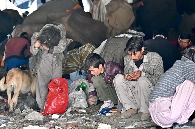 D.Pankevičiaus nuotr./Kabulo gyventojai vartoja narkotikus po tiltais. Afganistanas