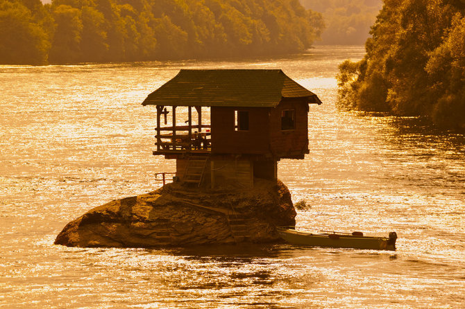 123rf.com nuotr./Namelis Drinos upėje, Serbijoje