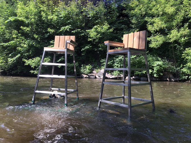 „Vilnelė Stream“ nuotr./Naujas akcentas Užupyje – dvi aukštos kėdės Vilnelės upės srovėje
