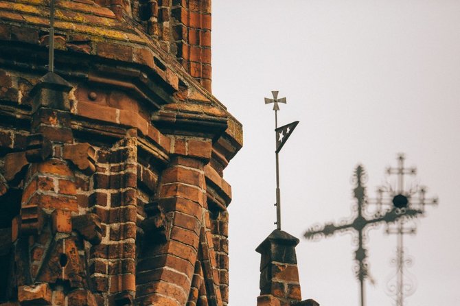 Igno Nefo nuotr./Šv. Onos bažnyčią galima pavadinti vėtrungių namais – jos bokštelius puošia mažos metalinės vėjarodės. Vėjuotą dieną išgirsite metalinį jų girgždėjimą