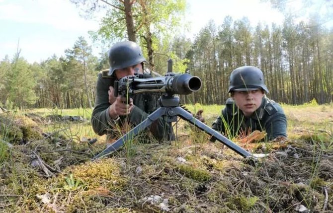 D.Nikitenkos nuotr./Antrojo pasaulinio karo istorijos entuziastai, rekonstruktoriai mažai kam žinomoje Elnių pievos baterijoje Kuršių nerijoje