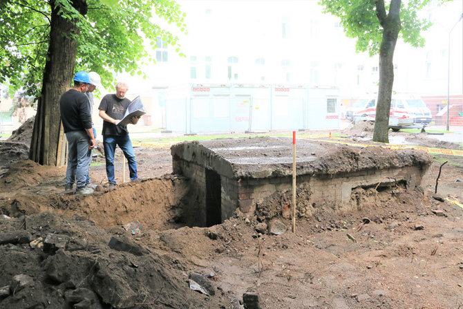 D.Nikitenkos nuotr./Antrojo pasaulinio karo stebėjimo posto bunkerį aptiko Klaipėdos vaikų ligoninės kiemo aplinką tvarkantys darbininkai