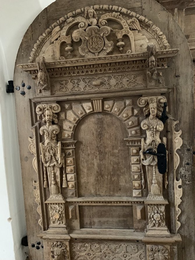 R.Omolo nuotr./Seniausios renesansinės durys Kretingos bažnyčioje