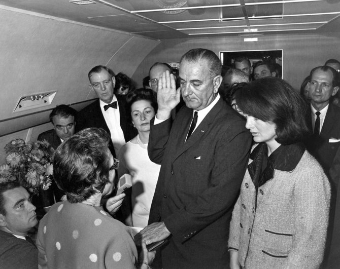 „Scanpix“/AP nuotr./Orlaivyje prisiekė naujasis JAV prezidentas Lyndonas B. Johnsonas
