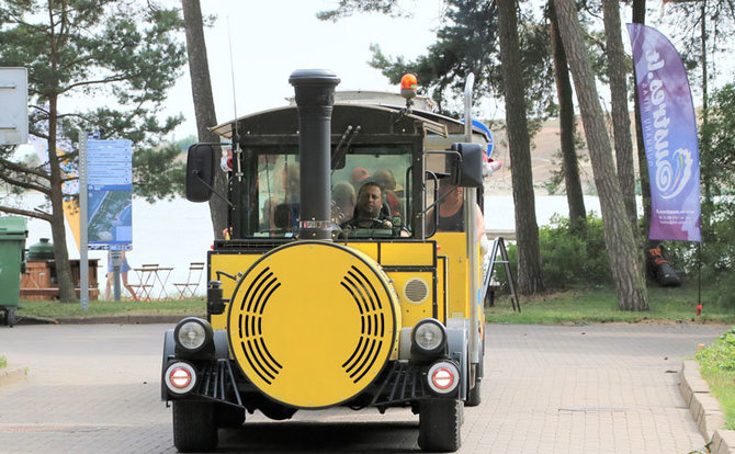 D.Nikitenkos nuotr./Elektra varomas traukinukas vežioja žmones siaurutėmis Nidos gatvėmis, suka ratus aplink žvejiškas sodybas