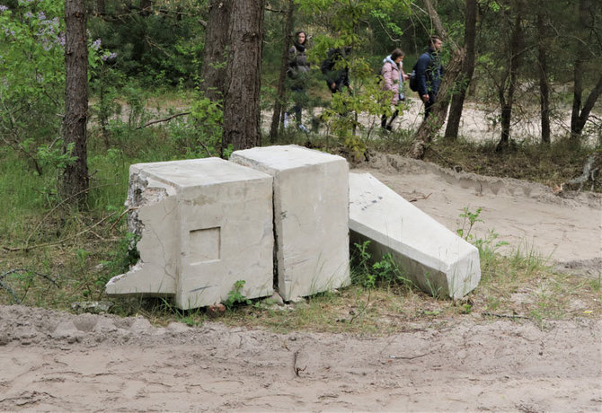 D.Nikitenkos nuotr./Iš pasienio su Latvija pajūryje į Girulius atvežtas reliktas guli prie Antrojo pasaulinio karo bunkerių ir praeiviams yra neįdomus