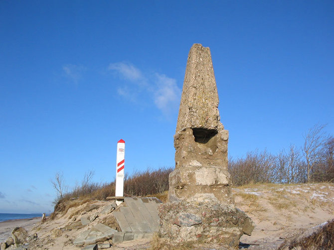 Zenono KUMETAIČIO nuotr./Taip atrodė Lietuvos-Latvijos pasienis apie 2005-uosius. Lietuviškasis obeliskas – apgailėtinos būklės, o latviškasis – nugriuvęs žemyn į paplūdimį. 